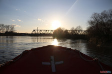Спасатели патрулируют подтопленную территорию. Фоторепортаж