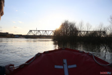 Спасатели патрулируют подтопленную территорию. Фоторепортаж