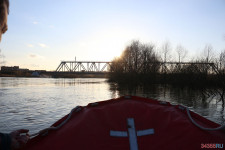 Спасатели патрулируют подтопленную территорию. Фоторепортаж