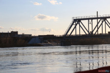 Спасатели патрулируют подтопленную территорию. Фоторепортаж