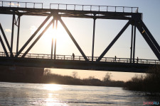 Спасатели патрулируют подтопленную территорию. Фоторепортаж