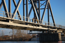 Спасатели патрулируют подтопленную территорию. Фоторепортаж