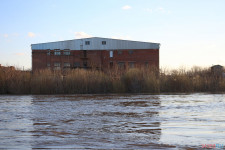 Спасатели патрулируют подтопленную территорию. Фоторепортаж