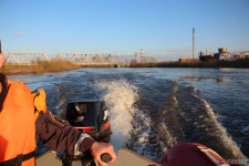 Спасатели патрулируют подтопленную территорию. Фоторепортаж