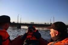 Спасатели патрулируют подтопленную территорию. Фоторепортаж