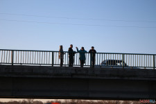 Спасатели патрулируют подтопленную территорию. Фоторепортаж