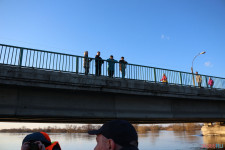Спасатели патрулируют подтопленную территорию. Фоторепортаж