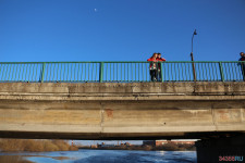 Спасатели патрулируют подтопленную территорию. Фоторепортаж