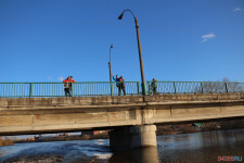 Спасатели патрулируют подтопленную территорию. Фоторепортаж