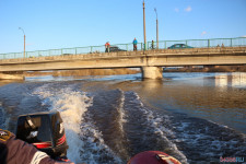 Спасатели патрулируют подтопленную территорию. Фоторепортаж
