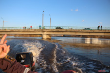 Спасатели патрулируют подтопленную территорию. Фоторепортаж