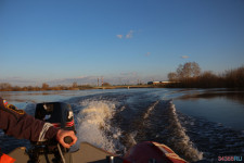 Спасатели патрулируют подтопленную территорию. Фоторепортаж