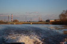 Спасатели патрулируют подтопленную территорию. Фоторепортаж