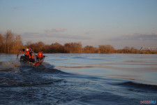 Спасатели патрулируют подтопленную территорию. Фоторепортаж