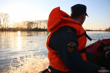 Спасатели патрулируют подтопленную территорию. Фоторепортаж