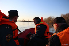 Спасатели патрулируют подтопленную территорию. Фоторепортаж