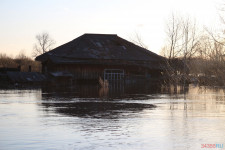 Спасатели патрулируют подтопленную территорию. Фоторепортаж