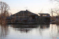 Спасатели патрулируют подтопленную территорию. Фоторепортаж