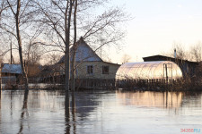 Спасатели патрулируют подтопленную территорию. Фоторепортаж