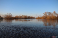 Спасатели патрулируют подтопленную территорию. Фоторепортаж