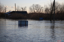 Спасатели патрулируют подтопленную территорию. Фоторепортаж