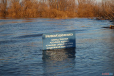 Спасатели патрулируют подтопленную территорию. Фоторепортаж