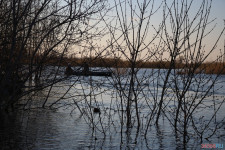 Спасатели патрулируют подтопленную территорию. Фоторепортаж