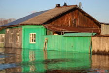 Спасатели патрулируют подтопленную территорию. Фоторепортаж