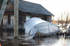 Спасатели патрулируют подтопленную территорию. Фоторепортаж