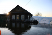 Спасатели патрулируют подтопленную территорию. Фоторепортаж