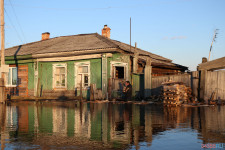 Спасатели патрулируют подтопленную территорию. Фоторепортаж