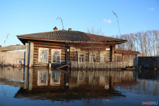 Спасатели патрулируют подтопленную территорию. Фоторепортаж