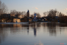 Спасатели патрулируют подтопленную территорию. Фоторепортаж