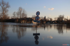 Спасатели патрулируют подтопленную территорию. Фоторепортаж