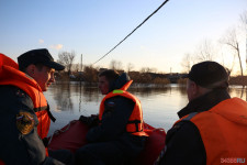 Спасатели патрулируют подтопленную территорию. Фоторепортаж