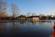 Спасатели патрулируют подтопленную территорию. Фоторепортаж