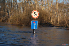Спасатели патрулируют подтопленную территорию. Фоторепортаж