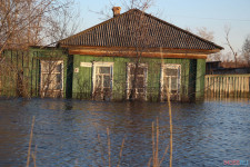 Спасатели патрулируют подтопленную территорию. Фоторепортаж