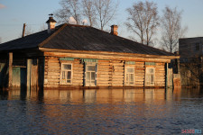 Спасатели патрулируют подтопленную территорию. Фоторепортаж