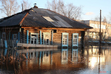 Спасатели патрулируют подтопленную территорию. Фоторепортаж