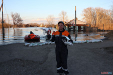 Спасатели патрулируют подтопленную территорию. Фоторепортаж