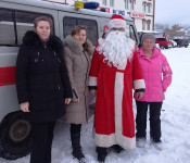 В Ирбите "Полицейский Дед Мороз" поздравляет ребятишек с Новым годом и Рождеством