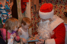 Полицейский Дед Мороз посетил детей попавших в сложные жизненные обстоятельства