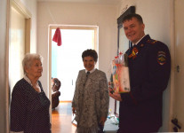 Руководство ирбитской полиции поздравило ветеранов с Днем Победы