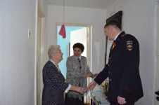 Руководство ирбитской полиции поздравило ветеранов с Днем Победы