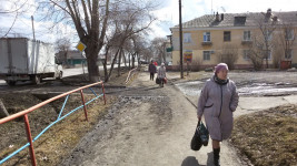 В Ирбите активист самостоятельно благоустраивает тротуары