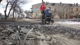 В Ирбите активист самостоятельно благоустраивает тротуары