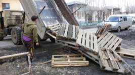 В Ирбите активист самостоятельно благоустраивает тротуары
