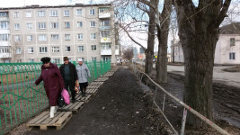В Ирбите активист самостоятельно благоустраивает тротуары