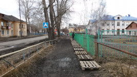 В Ирбите активист самостоятельно благоустраивает тротуары